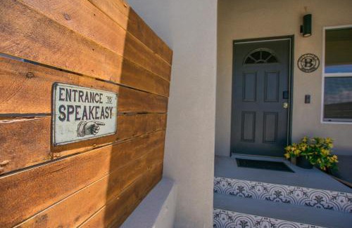 South Broadway Apartamento | Speakeasy Suite at ArnoTriplex!