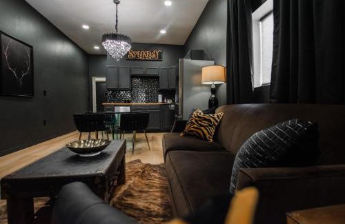South Broadway Apartamento | Speakeasy Suite at ArnoTriplex!