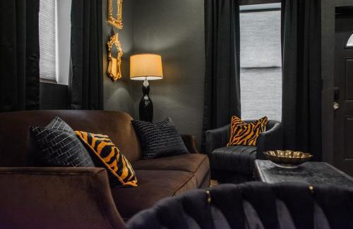 South Broadway Apartamento | Speakeasy Suite at ArnoTriplex!