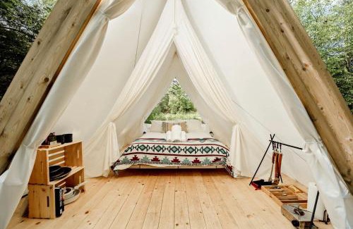North Woodstock Otro | Special A-frame Safari Tent in North Woodstock, New Hampshire