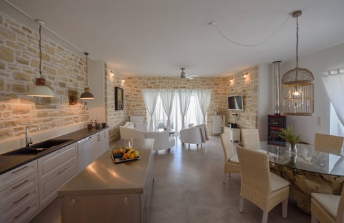 Pitsidia Villa | Zona tranquila, piscina climatizada, jacuzzi, internet inalámbrico, vistas a la montaña, cerca del mar