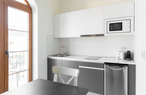 Villaverde de Pontones Apartamento | Special studio for couples with double whirlpool tub and balcony.