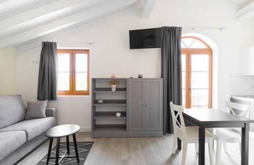 Villaverde de Pontones Apartamento | Special studio for couples with double whirlpool tub and balcony.