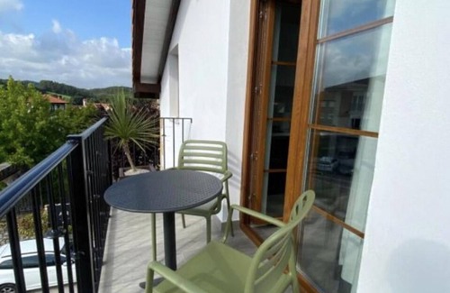 Villaverde de Pontones Apartamento | Special studio for couples with double whirlpool tub and balcony.