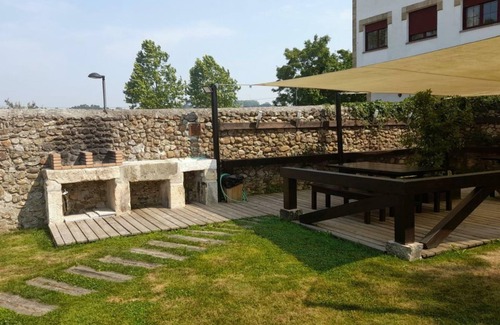 Villaverde de Pontones Apartamento | Special studio for couples with double whirlpool tub and balcony.