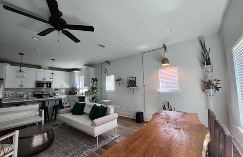Tallahassee Casa | SPECIAL SUMMER PRICING: Stylish 3BR/3.5BA, Walk to Whole Foods, Restaurants