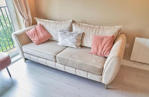 Wokingham Apartamento | Specious 2-Bed Hideaway in Wokingham, En-Suite, Free Wi-Fi & Parking, Sleeps 4