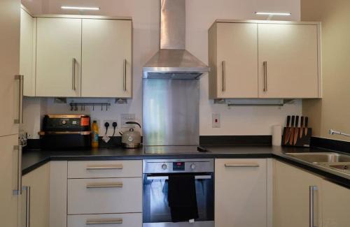 Wokingham Apartamento | Specious 2-Bed Hideaway in Wokingham, En-Suite, Free Wi-Fi & Parking, Sleeps 4