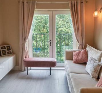 Wokingham Apartamento | Specious 2-Bed Hideaway in Wokingham, En-Suite, Free Wi-Fi & Parking, Sleeps 4