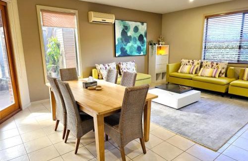 Williams Landing Casa | Specious ex-display 5 BDR house,up to 15 guests- Williams Landing