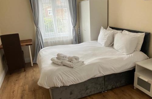 Evelyn Cama Y Desayuno | Specious Studio Flats