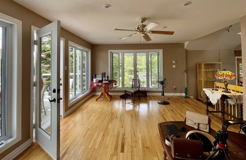 La Peche Cabaña | Spectacles lake view cottage with outdoor Hot Tub, close to ski hills