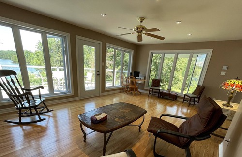 La Peche Cabaña | Spectacles lake view cottage with outdoor Hot Tub, close to ski hills
