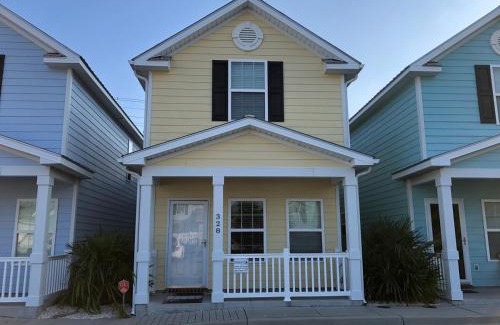 Myrtle Beach Casa | Spectacular 2-BR Cottage, 2 Blocks To Beach, Free Parking and Pool