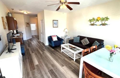Myrtle Beach Casa | Spectacular 2-BR Cottage, 2 Blocks To Beach, Free Parking and Pool