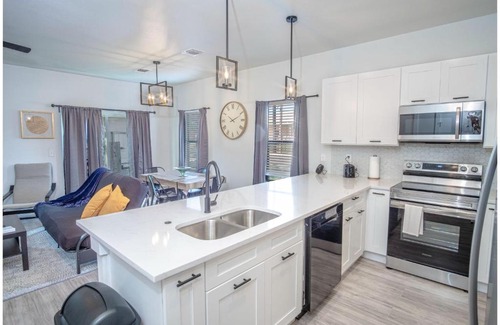 Denver Heights Apartamento | Spectacular 3 BR plus 2 and a half BA Apt Near Downtown