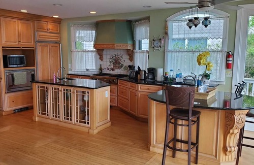 Island Heights Casa | Spectacular 6 Br Waterfront w/priv beach in cozy, quiet Island Heights