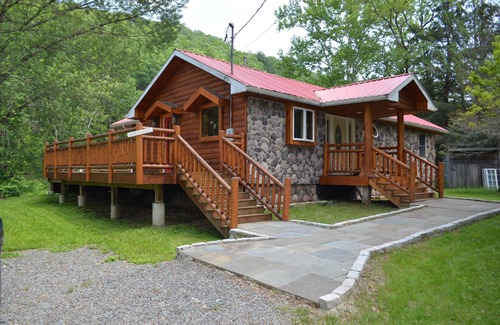 Starlight Cabina | Inicio de sesión personalizado de Catskill Mountain Water Front recientemente renovado