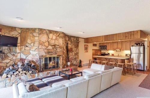 Hunter Casa | SPECTACULAR CATSKILLS 4 BEDROOM VACATION OASIS- Gorgeous Hunter Mountain Views!