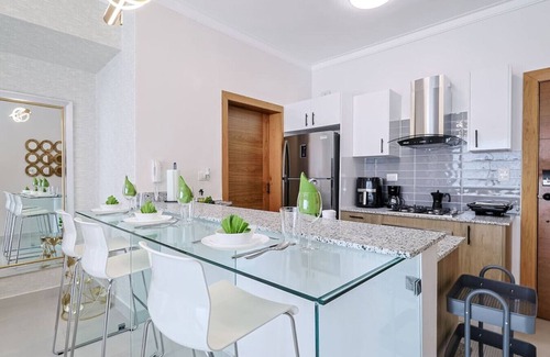 Lope De Vega Apartamento | Spectacular, Centric 1BR Apt, King Bed, Pool Gym, Beautiful Social Area Near All