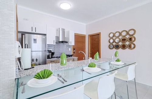 Lope De Vega Apartamento | Spectacular, Centric 1BR Apt, King Bed, Pool Gym, Beautiful Social Area Near All