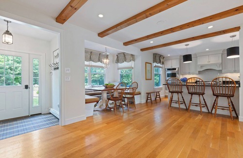 Brewster Casa | Espectacular Coastal Living w / h20 piscina de agua salada, pista de bball, cerca de la playa y a / c