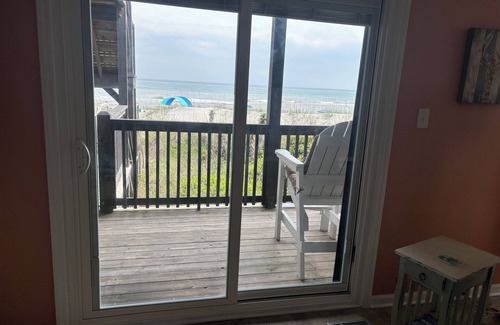 Emerald Isle Condominio | Espectacular Direct Oceanfront 2BR Condo en Emerald Isle NC