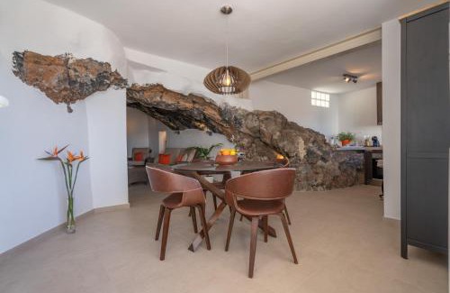 Bocacangrejo Casa | Spectacular Cave with two large terraces (70m2) by the sea