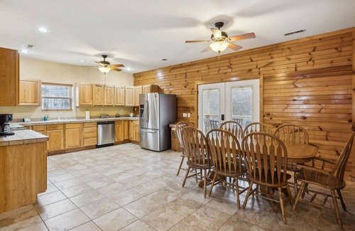 Sevierville Casa | Spectacular Home w Hot Tub Fireplace Jacuzzi