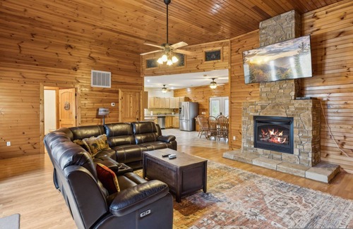 Sevierville Casa | Spectacular Home w Hot Tub Fireplace Jacuzzi