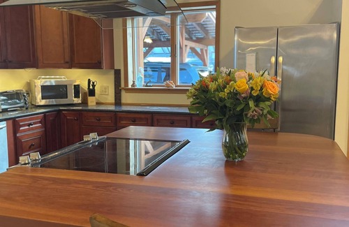 Lake Luzerne Casa | Spectacular kid friendly home 2 minutes to Luzerne beach, 10min to Lake George!