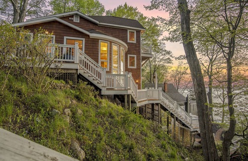 Douglas Cabaña | Spectacular Lake Michigan Views/Beach Access from Douglas Lakeshore Beach House