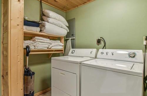 Marion Casa | Spectacular Log Cabin Home 45 minutes to Asheville