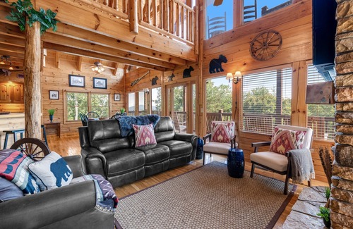 Gatlinburg - Pigeon Forge Cabina | Spectacular mountain views with furnished decks & newly refurbished living space