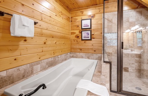 Gatlinburg - Pigeon Forge Cabina | Spectacular mountain views with furnished decks & newly refurbished living space