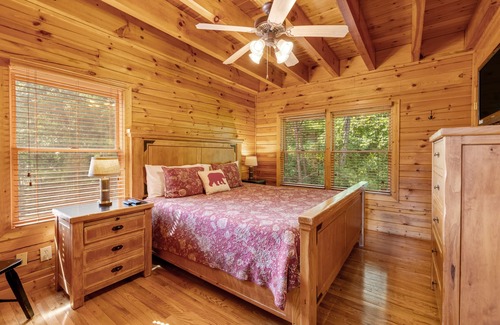 Gatlinburg - Pigeon Forge Cabina | Spectacular mountain views with furnished decks & newly refurbished living space