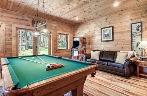 Wears Valley Casa | Spectacular MTNS Views with PRIVATE HOT TUB with Pool Table and Private Pond