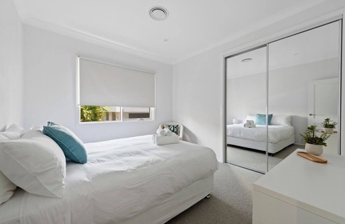Shellharbour Casa | Waterfront Home With Pool / Shellharbour