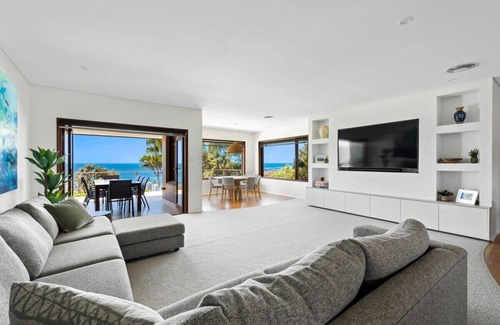 Shellharbour Casa | Waterfront Home With Pool / Shellharbour