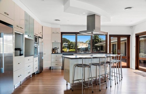 Shellharbour Casa | Waterfront Home With Pool / Shellharbour