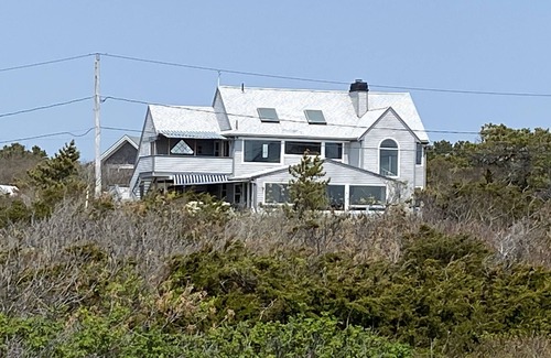 Adamsville Casa | Spectacular Ocean home located next to Horseneck Beach.