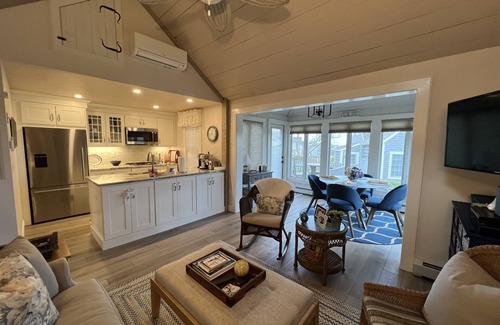 Mashpee Condominio | ¡Tarifas especiales para escapadas de otoño a este acogedor condominio frente al mar! ¡Lluvia o sol!