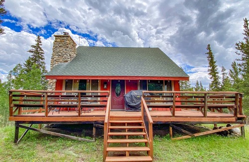 Alma Cabina | Spectacular Outdoor Space w/Rustic Style, Playground, Fireplace - Creekside Cabin