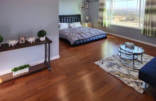 Evergreen Villa | Spectacular Panoramic Views of Valley, City Lights