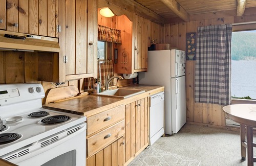 McCall Cabina | Spectacular Quiet Getaway! Rustic Lakefront Cabin w/ Private Dock & Sandy Beach