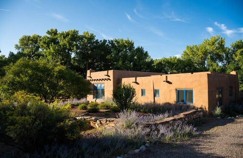Abiquiu Casa | Espectacular rancho Abiquiu con vista al río Chama. ¡Mágico para 2-13 personas!