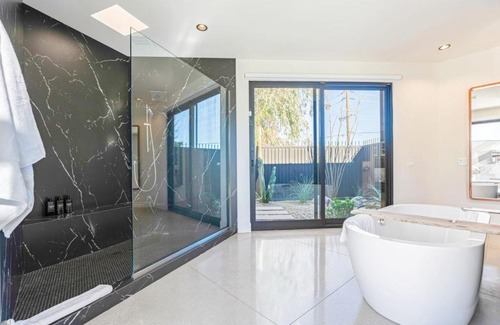 Racquet Club West Casa | Spectacular Resort-Style Oasis by Rather Be Properties