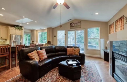 Cazadero Casa | Spectacular Riverfront sanctuary 3-bedroom home with Hot Tub near Monte Rio