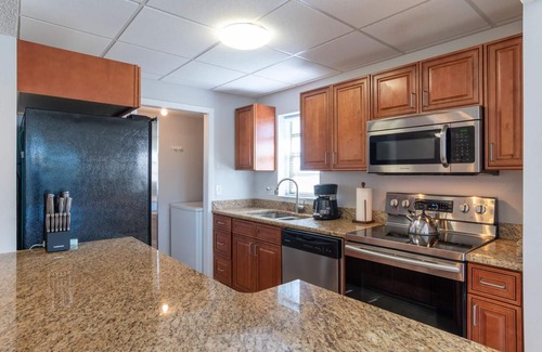 Capri Isle Condominio | Spectacular View 2/2 condo in a quiet neighborhood and close to beach