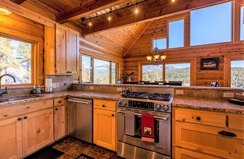 San Juan River Village Cabina | Spectacular Views, Hot Tub, Close to Wolf Creek & San Juan River